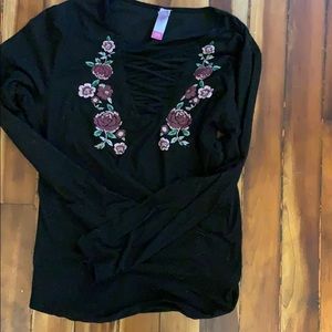 EUC criss-cross mwah detailed top